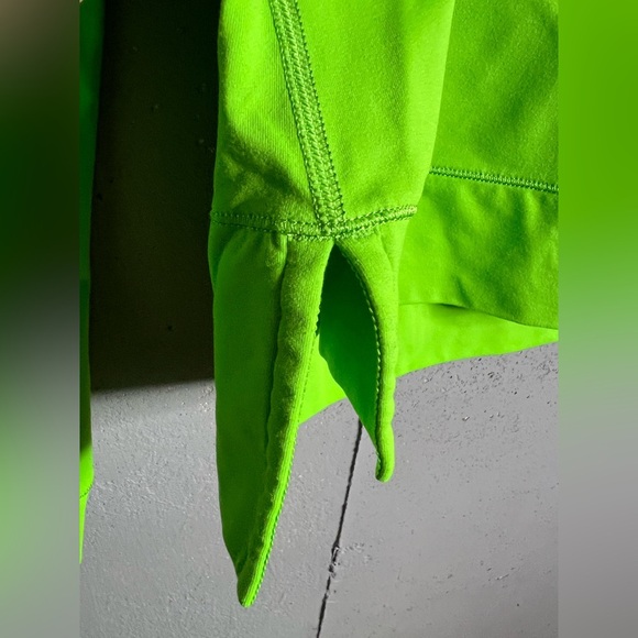 Lululemon Run: Warm Up Crew in lime green. Size 4 - Picture 7 of 10